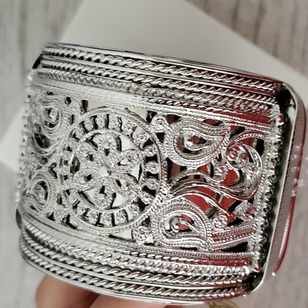 Amrita Singh Bangle